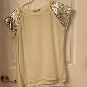 Sheet top with sequins on sleeves